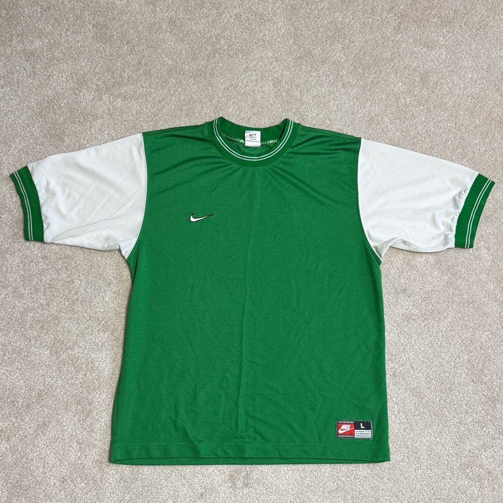Vintage Nike Men's Green and White Short Sleeve Tee